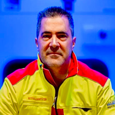 <p>Christoph Grüne, Notfallsanitäter
bekannt aus SPIEGEL TV und als @notruf.frankfurt</p>